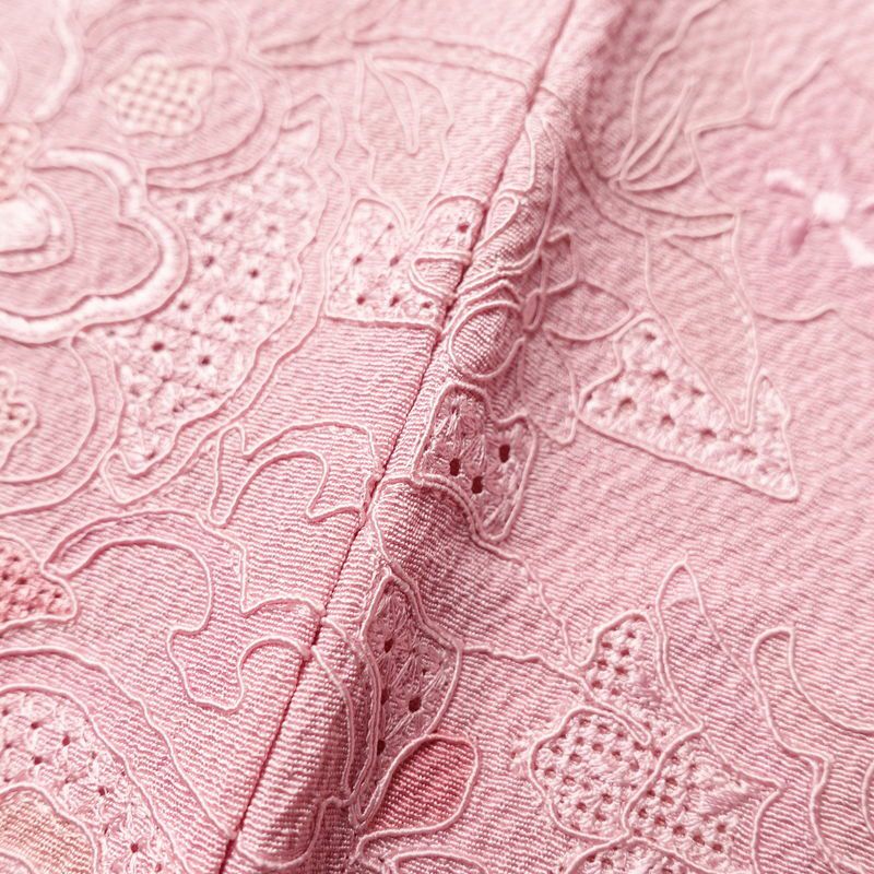 付け下げ 良品 スワトウ刺繍 縮緬 一つ紋付き 正絹 幾何学柄・抽象柄 袷仕立て 身丈164.5cm 裄丈67cm 一部しつけ糸付き 附下 着物 ピンク_画像8