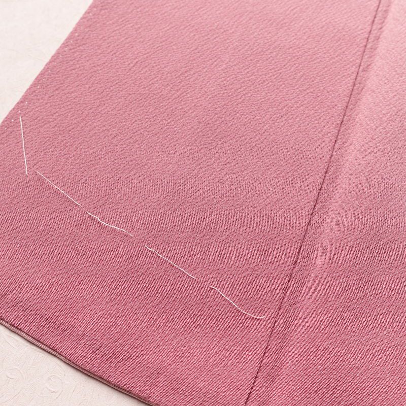 付け下げ 良品 スワトウ刺繍 縮緬 一つ紋付き 正絹 幾何学柄・抽象柄 袷仕立て 身丈164.5cm 裄丈67cm 一部しつけ糸付き 附下 着物 ピンク_画像9