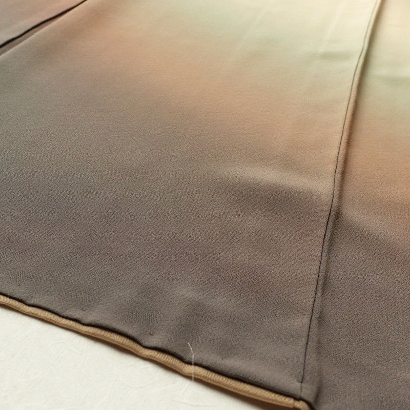 付け下げ 良品 三つ紋付き 縮緬 正絹 その他の柄 袷仕立て 身丈165.5cm 裄丈67cm 附下 グラデーション ベージュ_画像9