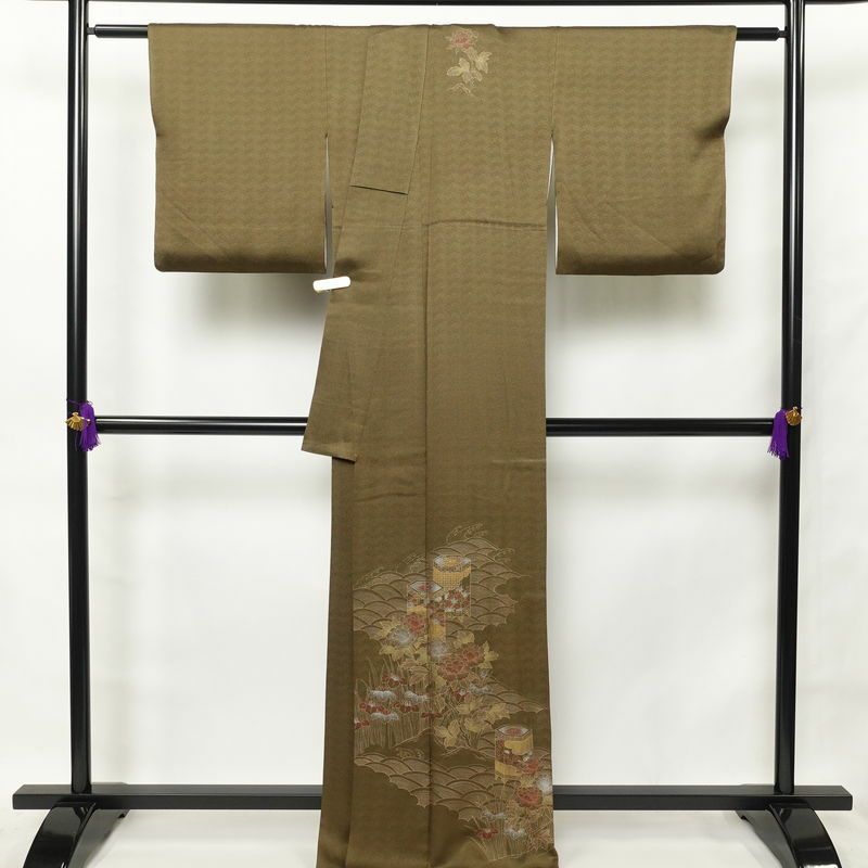 付け下げ 綸子 正絹 古典柄 袷仕立て 身丈164.5cm 裄丈68cm 着物 附下 金彩 緑・うぐいす色_画像2
