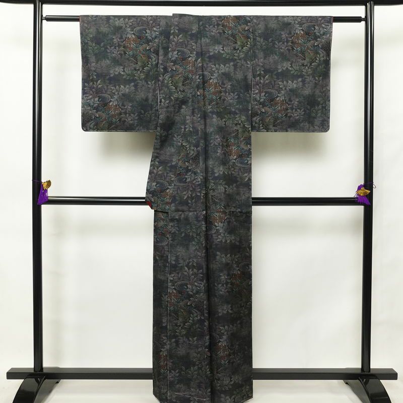 大島紬 美品 証紙あり しつけ糸付き 古代染色純泥染 正絹 風景柄 袷仕立て 身丈160.5cm 裄丈65cm 小紋柄 青・紺_画像2