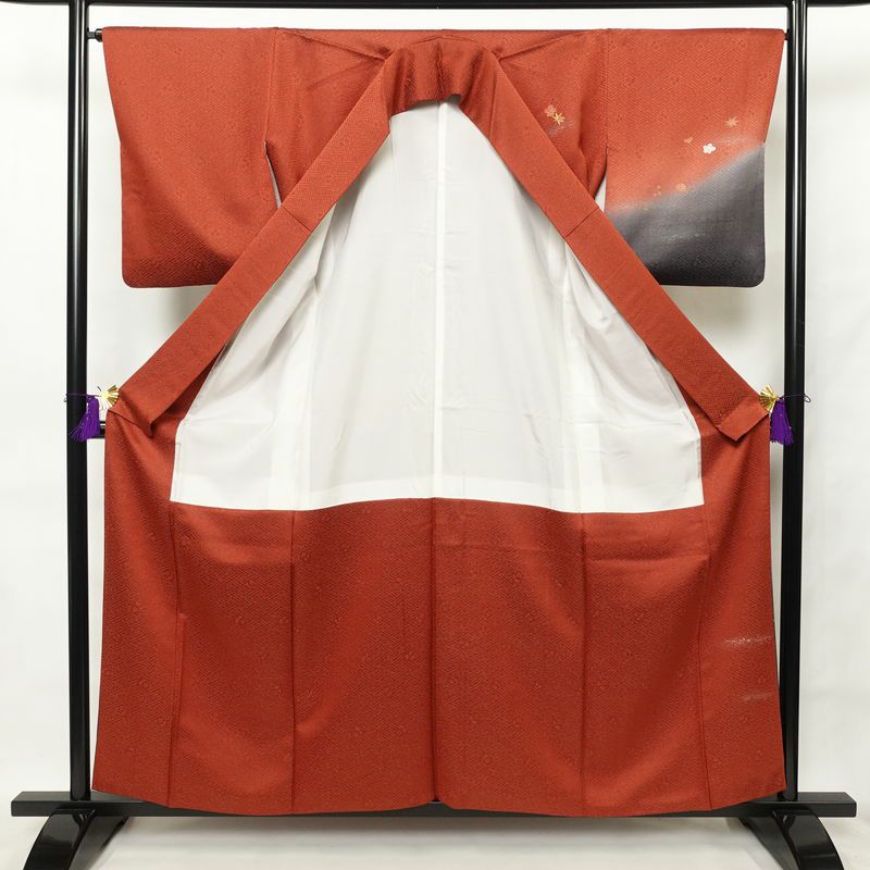 付け下げ 良品 金駒刺繍 綸子 正絹 古典柄 袷仕立て 身丈158cm 裄丈66.5cm 箔 刺繍 共八掛 金彩 着物 附下 赤・朱_画像3