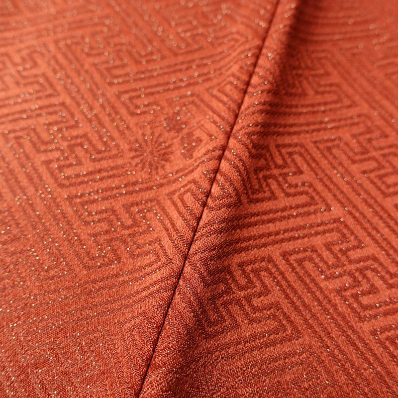 付け下げ 良品 金駒刺繍 綸子 正絹 古典柄 袷仕立て 身丈158cm 裄丈66.5cm 箔 刺繍 共八掛 金彩 着物 附下 赤・朱_画像9