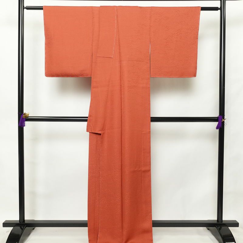 色無地 美品 しつけ糸付き 一つ紋付き 正絹 木の葉・植物柄 袷仕立て 身丈168.5cm 裄丈68cm 着物 赤・朱_画像2