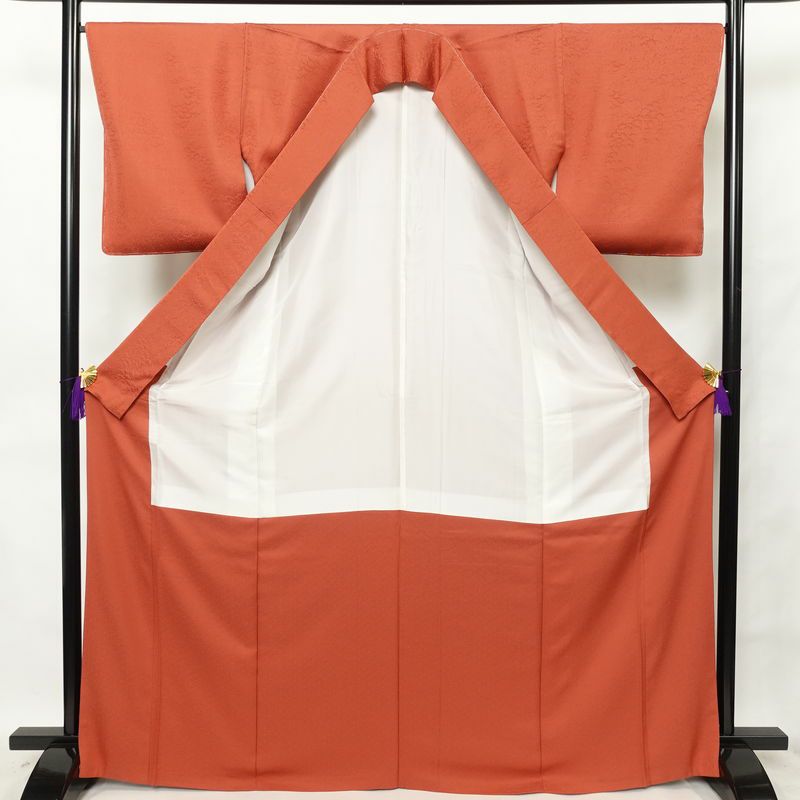 色無地 美品 しつけ糸付き 一つ紋付き 正絹 木の葉・植物柄 袷仕立て 身丈168.5cm 裄丈68cm 着物 赤・朱_画像3