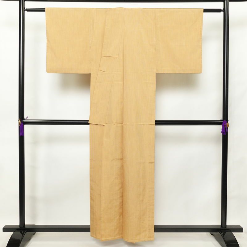 単衣 良品 色無地 紬地 一つ紋付き 正絹 無地 単衣仕立て 身丈156cm 裄丈64cm 紬生地 着物 黄・黄土色_画像2