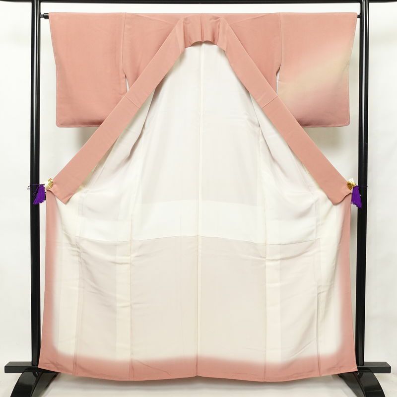 付け下げ 良品 しつけ糸付き 縮緬 一つ紋付き 正絹 木の葉・植物柄 袷仕立て 身丈161.5cm 裄丈66cm 刺繍 附下 着物 ピンク_画像3