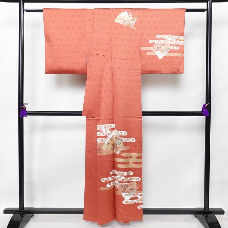 付け下げ 良品 金駒刺繍 綸子 正絹 古典柄 袷仕立て 身丈158cm 裄丈66cm 箔 刺繍 金彩 附下 着物 赤・朱_画像2