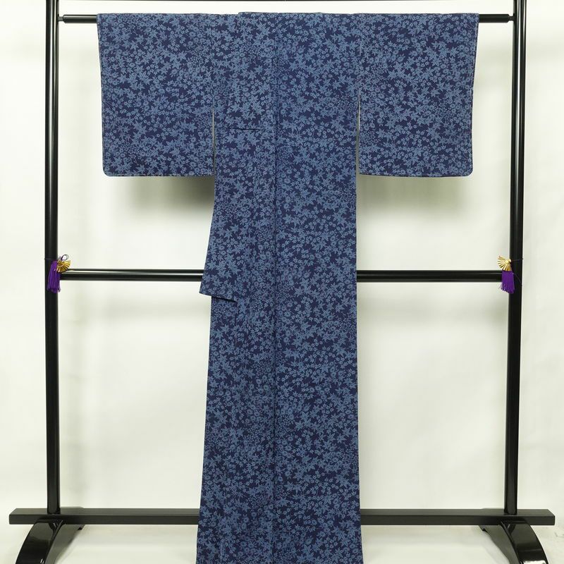 小紋 美品 草木引染 しつけ糸付き 縮緬 正絹 木の葉・植物柄 袷仕立て 身丈166.5cm 裄丈68.5cm 小紋着物 青・紺_画像2