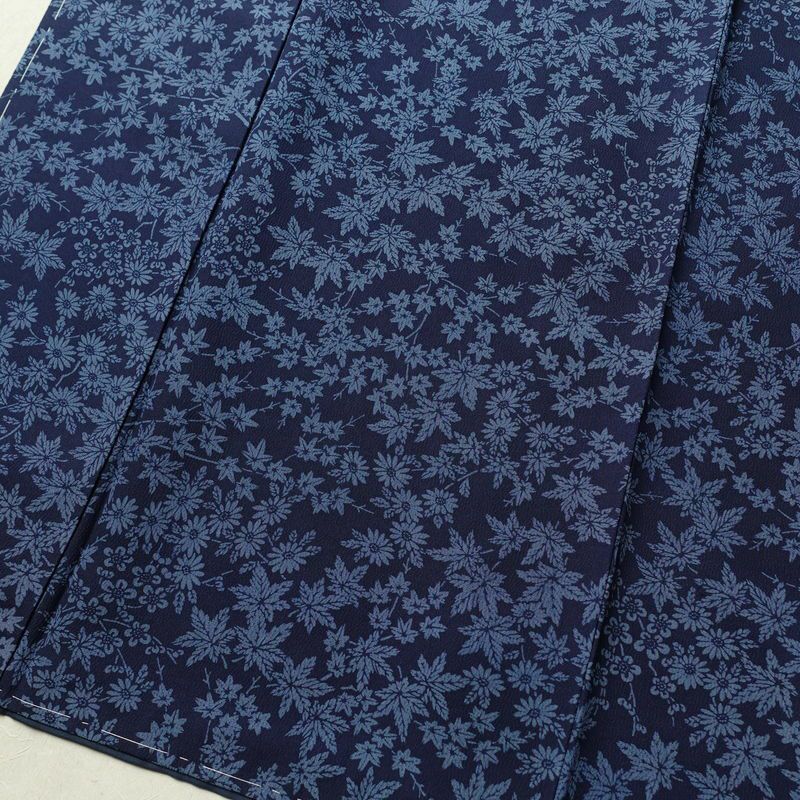 小紋 美品 草木引染 しつけ糸付き 縮緬 正絹 木の葉・植物柄 袷仕立て 身丈166.5cm 裄丈68.5cm 小紋着物 青・紺_画像4