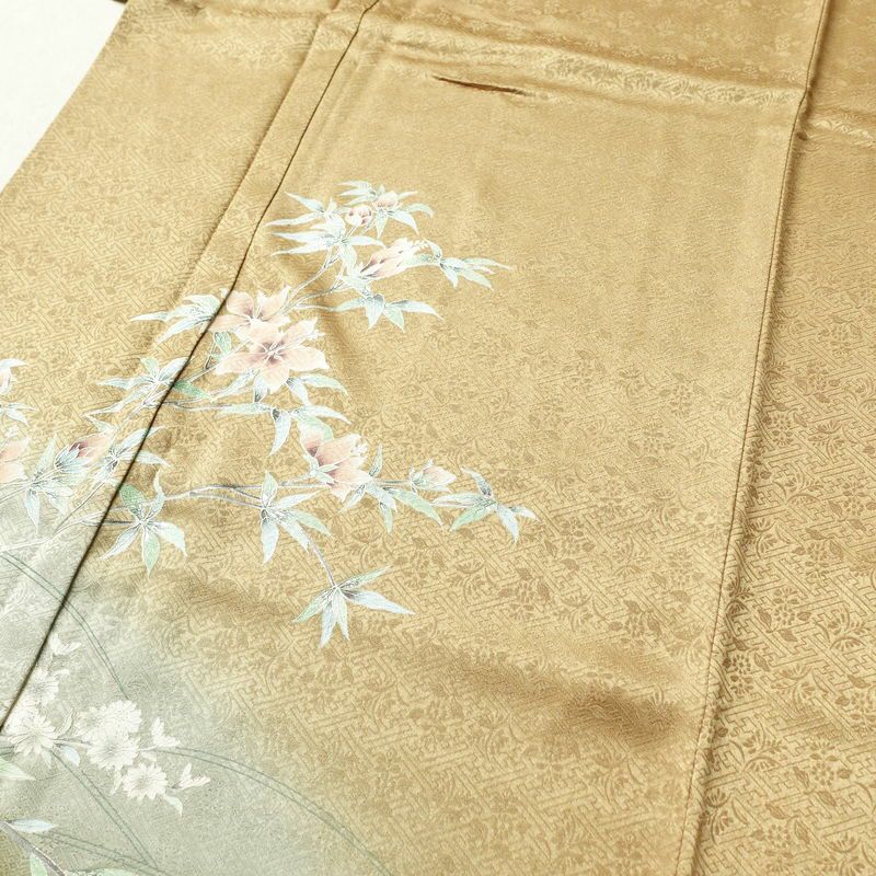 付け下げ 良品 綸子 正絹 花柄 袷仕立て 身丈163cm 裄丈68.5cm 銀彩 附下 着物 黄・黄土色_画像6