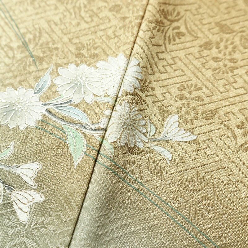 付け下げ 良品 綸子 正絹 花柄 袷仕立て 身丈163cm 裄丈68.5cm 銀彩 附下 着物 黄・黄土色_画像9