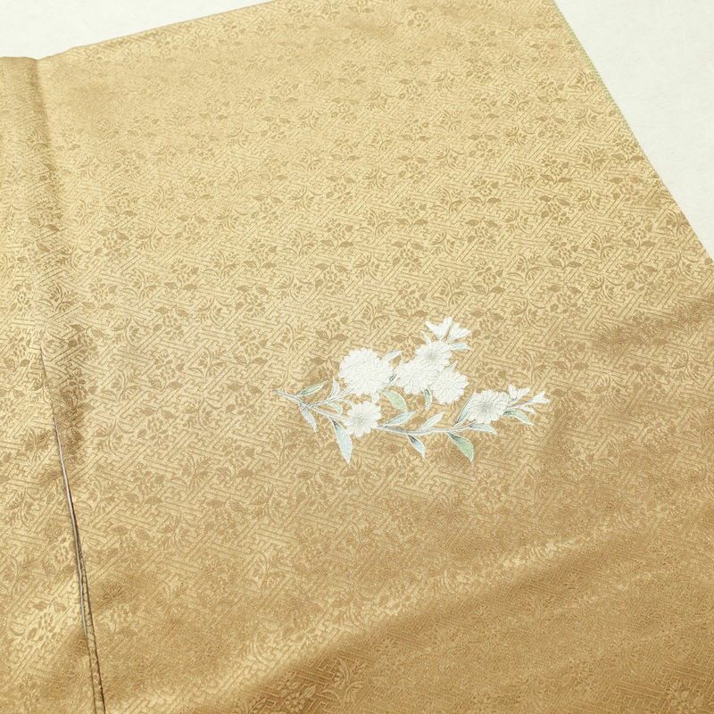 付け下げ 良品 綸子 正絹 花柄 袷仕立て 身丈163cm 裄丈68.5cm 銀彩 附下 着物 黄・黄土色_画像12