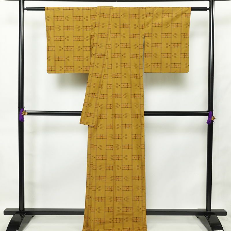 紬 正絹 古典柄 袷仕立て 身丈167.5cm 裄丈65.5cm 紬着物 黄・黄土色_画像2