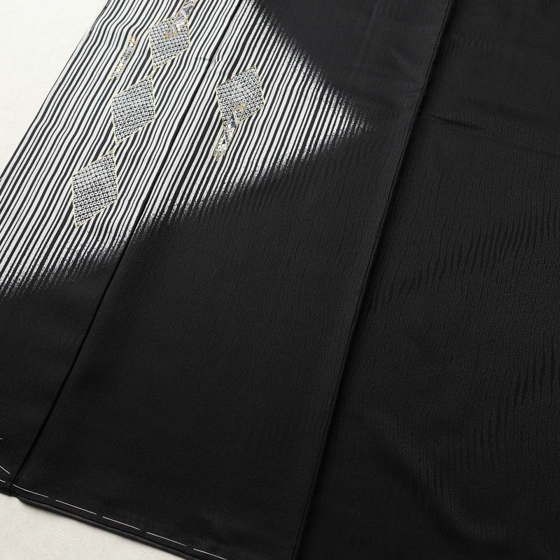 付け下げ 良品 しつけ糸付き 金駒刺繍 正絹 縞柄・線柄 袷仕立て 身丈152cm 裄丈66cm 附下 着物 刺繍 黒_画像4
