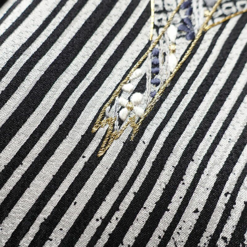 付け下げ 良品 しつけ糸付き 金駒刺繍 正絹 縞柄・線柄 袷仕立て 身丈152cm 裄丈66cm 附下 着物 刺繍 黒_画像7