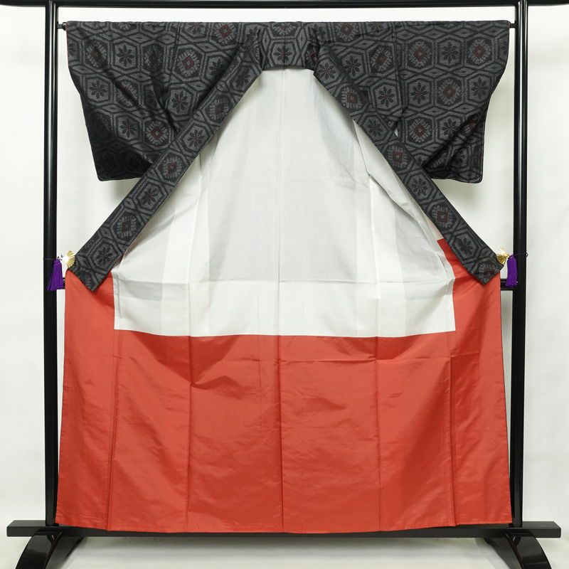 大島紬 証紙あり 正絹 亀甲柄 袷仕立て 身丈160cm 裄丈65.5cm 一部しつけ糸付き 黒_画像3