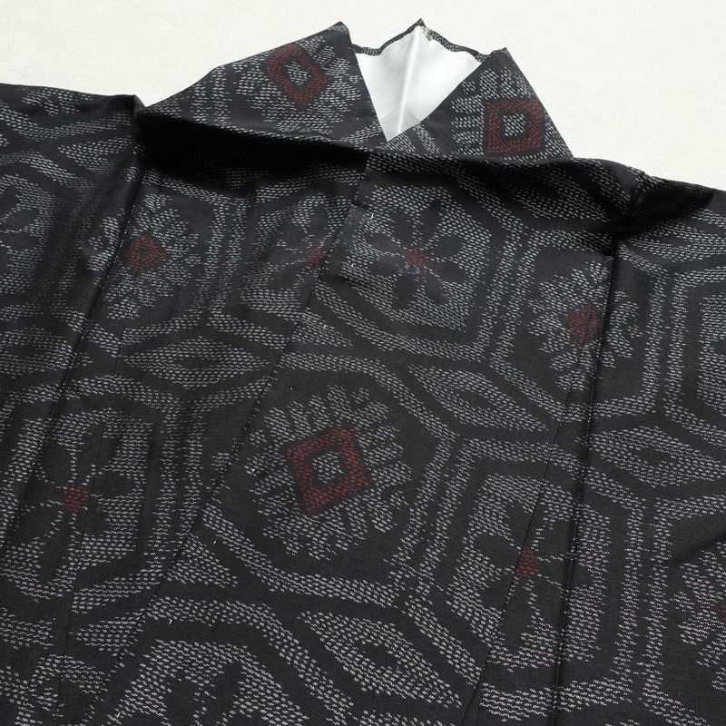 大島紬 証紙あり 正絹 亀甲柄 袷仕立て 身丈160cm 裄丈65.5cm 一部しつけ糸付き 黒_画像13