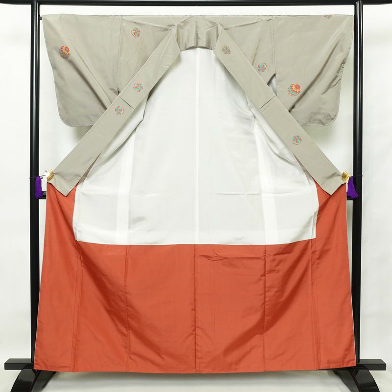 紬 アンサンブル セット品 一部しつけ糸付き 飛び柄 正絹 袷仕立て 身丈162cm 裄丈67.5cm グレー_画像2