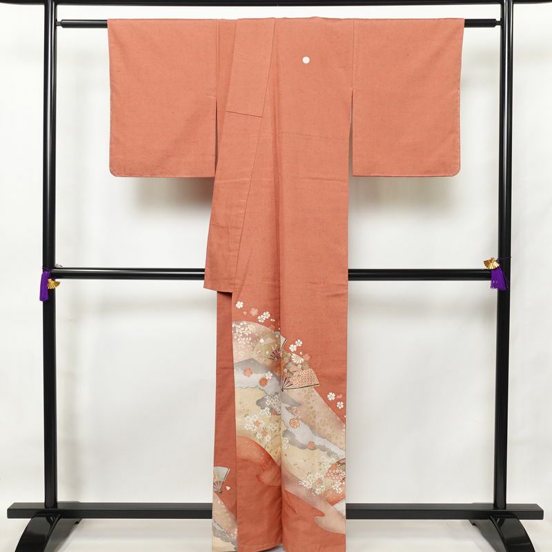 色留袖 良品 紬地 五つ紋付き 正絹 古典柄 袷仕立て 身丈160.5cm 裄丈67cm 箔 一部しつけ糸付き 金彩 フォーマル 着物 紬生地 ピンク_画像2