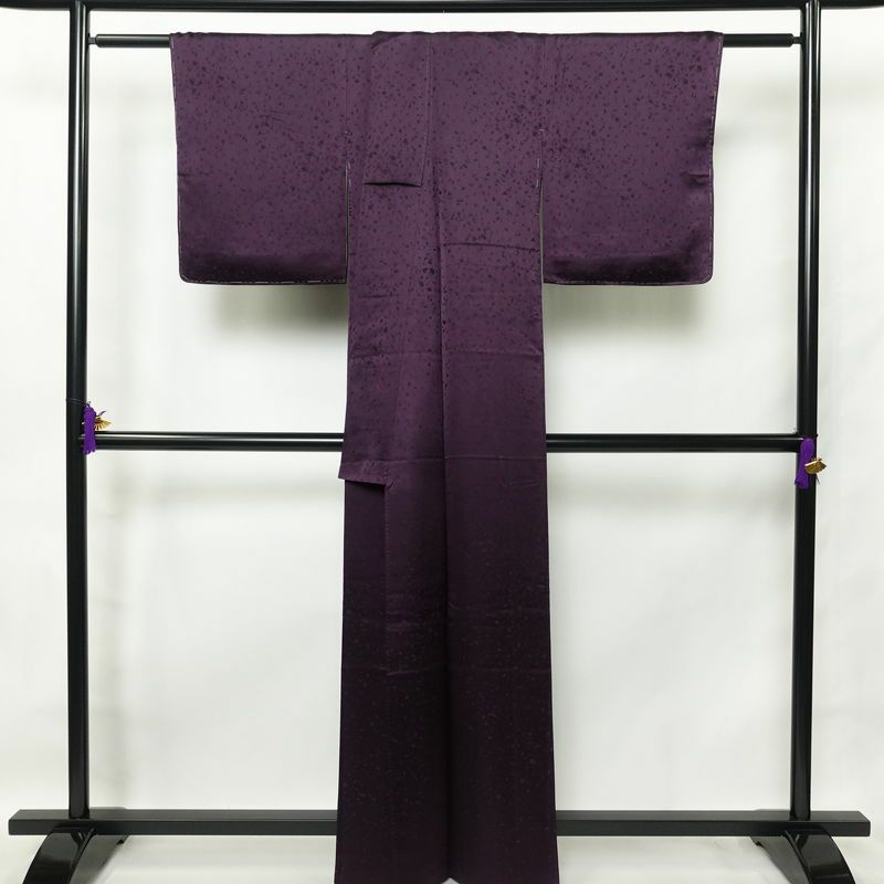色無地 一つ紋付き 正絹 幾何学柄・抽象柄 袷仕立て 身丈161.5cm 裄丈65.8cm 一部しつけ糸付き 紫・藤色_画像2