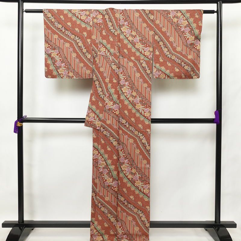 小紋 美品 正絹 花柄 袷仕立て 身丈166cm 裄丈67.5cm 一部しつけ糸付き 小豆・エンジ_画像2