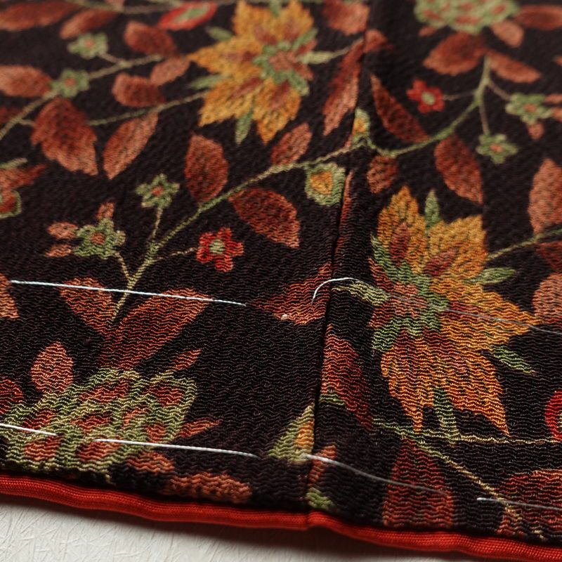 小紋 良品 しつけ糸付き 縮緬 総柄 正絹 木の葉・植物柄 袷仕立て 身丈166.5cm 裄丈65.5cm 茶_画像10