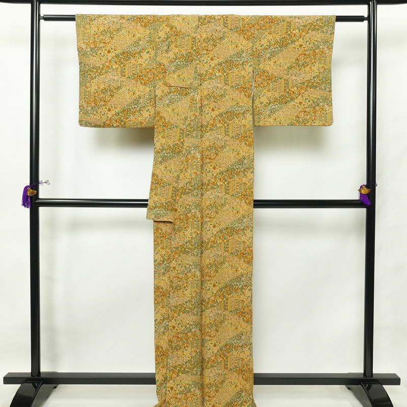 小紋 良品 縮緬 総柄 正絹 木の葉・植物柄 袷仕立て 身丈163.5cm 裄丈65cm 黄・黄土色_画像2