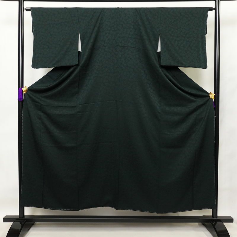 色無地 良品 しつけ糸付き 一つ紋付き 正絹 古典柄 袷仕立て 身丈155.5cm 裄丈64cm 着物 緑・うぐいす色_画像1