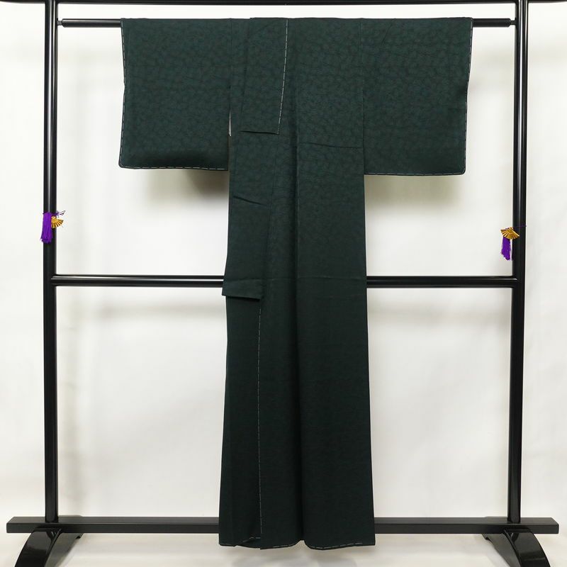 色無地 良品 しつけ糸付き 一つ紋付き 正絹 古典柄 袷仕立て 身丈155.5cm 裄丈64cm 着物 緑・うぐいす色_画像2