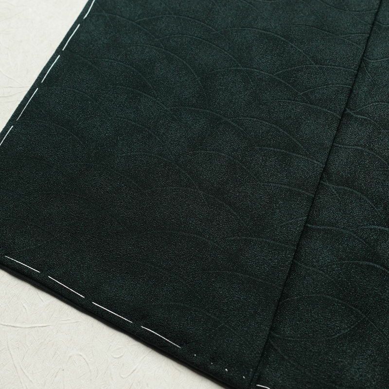 色無地 良品 しつけ糸付き 一つ紋付き 正絹 古典柄 袷仕立て 身丈155.5cm 裄丈64cm 着物 緑・うぐいす色_画像9