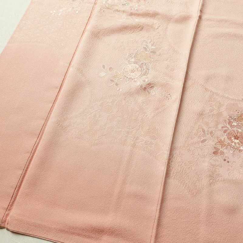 付け下げ 良品 スワトウ刺繍 一つ紋付き 正絹 古典柄 袷仕立て 身丈162.5cm 裄丈67.5cm 刺繍 共八掛 ピンク_画像4