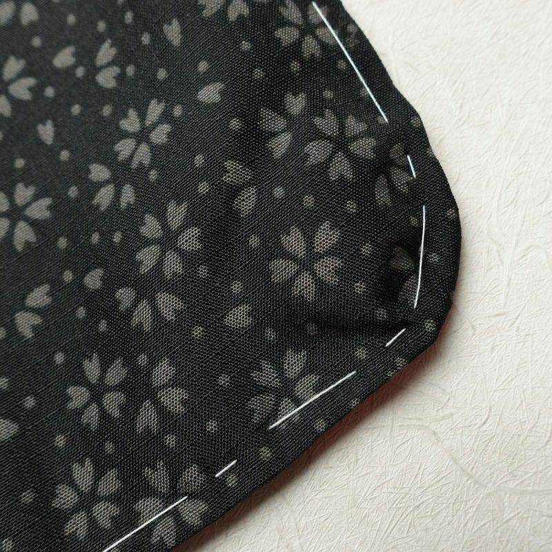 小紋 美品 RK リョウコキクチ しつけ糸付き ポリエステル 花柄 袷仕立て 身丈168.5cm 裄丈69cm 黒_画像14