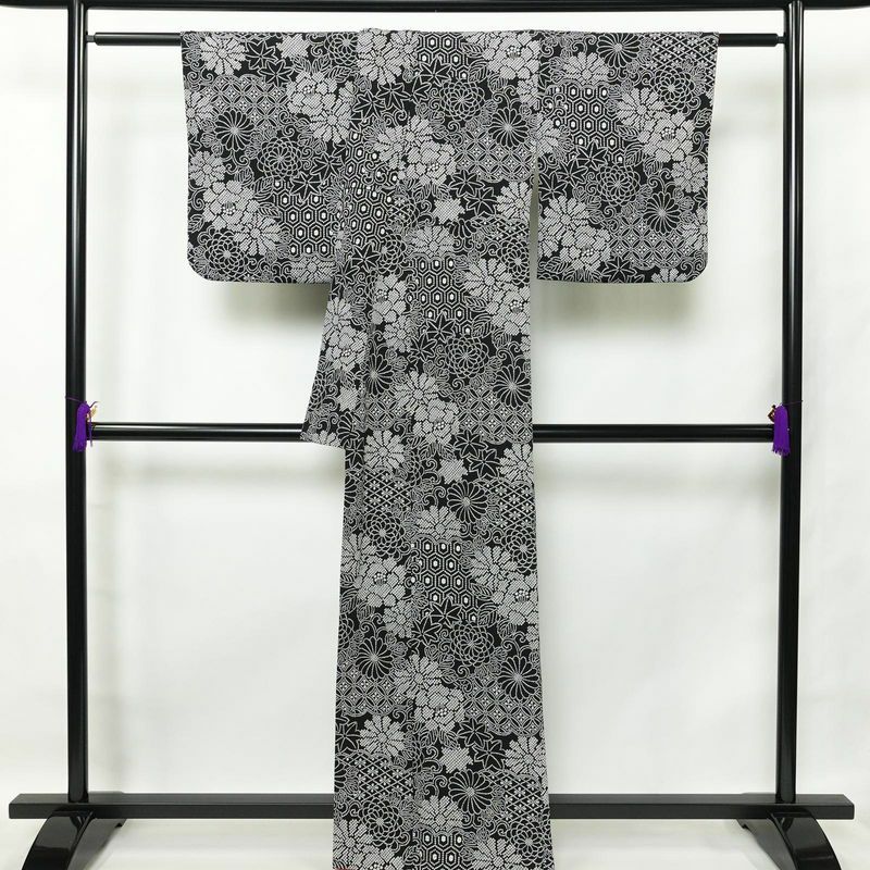小紋 良品 縮緬 絞り風 ポリエステル 花柄 袷仕立て 身丈163cm 裄丈67cm 黒_画像2