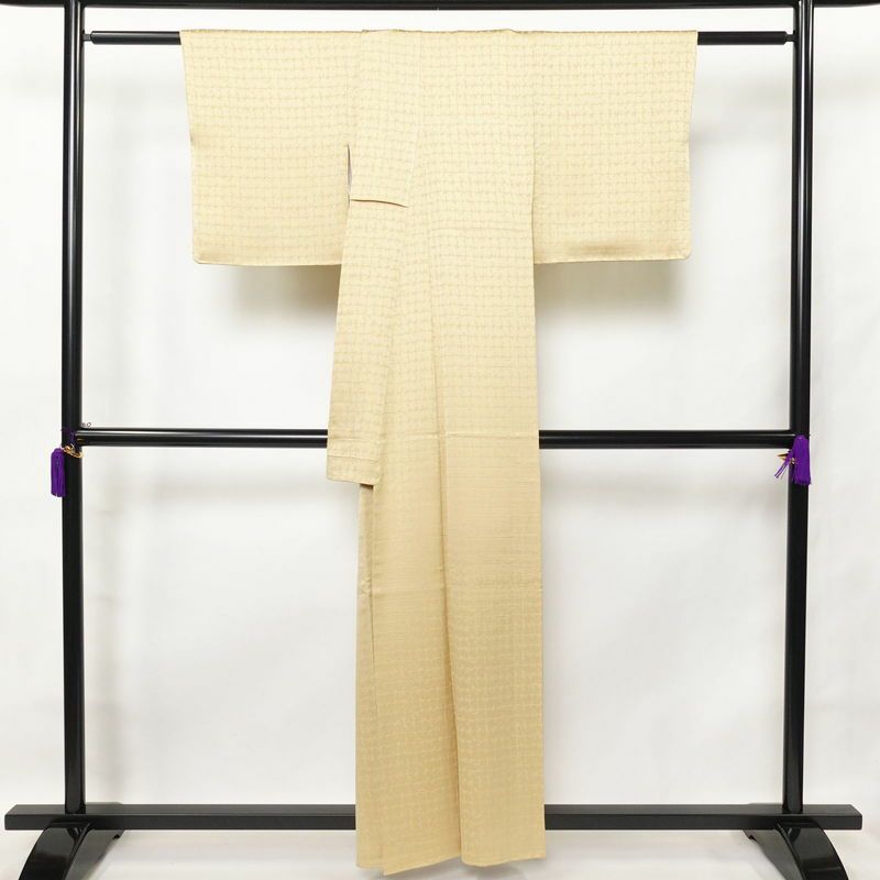 色無地 しつけ糸付き 一つ紋付き 正絹 チェック・格子柄 袷仕立て 身丈158cm 裄丈62.5cm 共八掛 黄・黄土色_画像2