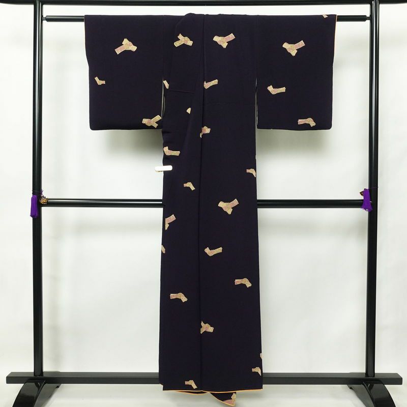 小紋 縮緬 正絹 古典柄 袷仕立て 身丈154cm 裄丈65.5cm 金彩 紫・藤色_画像2