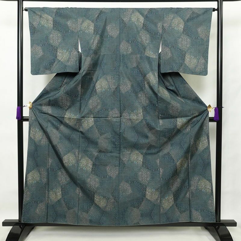 紬 良品 正絹 幾何学柄・抽象柄 袷仕立て 身丈160cm 裄丈65cm 一部しつけ糸付き 緑・うぐいす色_画像1