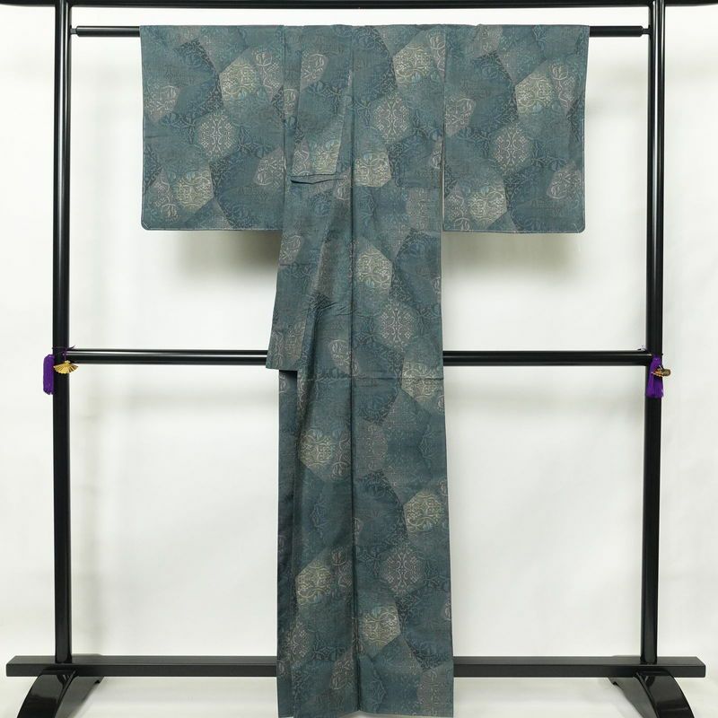 紬 良品 正絹 幾何学柄・抽象柄 袷仕立て 身丈160cm 裄丈65cm 一部しつけ糸付き 緑・うぐいす色_画像2