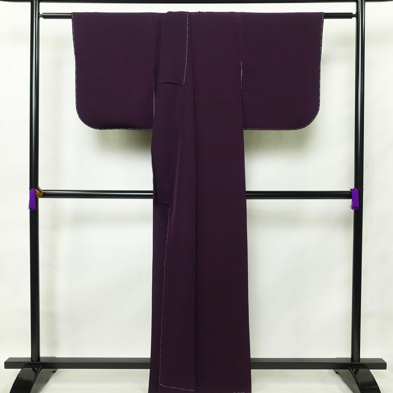 色無地 しつけ糸付き 一つ紋付き 正絹 無地 袷仕立て 身丈163.5cm 裄丈66.5cm 着物 共八掛 紫・藤色_画像2