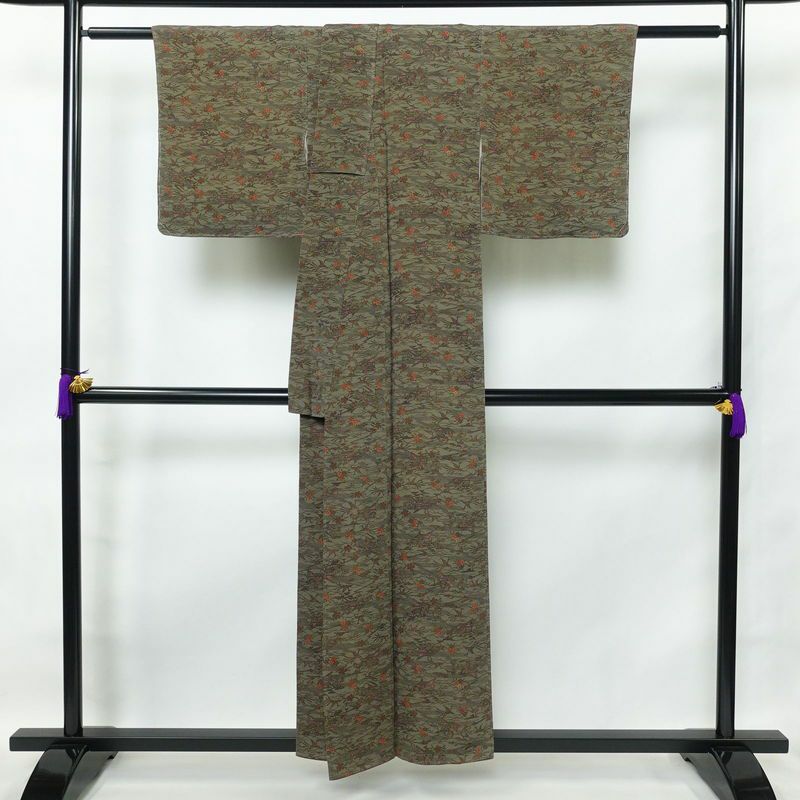 小紋 良品 落款入り 南部幸雄 二代目 縮緬 総柄 正絹 古典柄 袷仕立て 身丈154.5cm 裄丈63.5cm 一部しつけ糸付き 着物 緑・うぐいす色_画像2