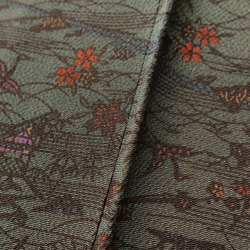 小紋 良品 落款入り 南部幸雄 二代目 縮緬 総柄 正絹 古典柄 袷仕立て 身丈154.5cm 裄丈63.5cm 一部しつけ糸付き 着物 緑・うぐいす色_画像8