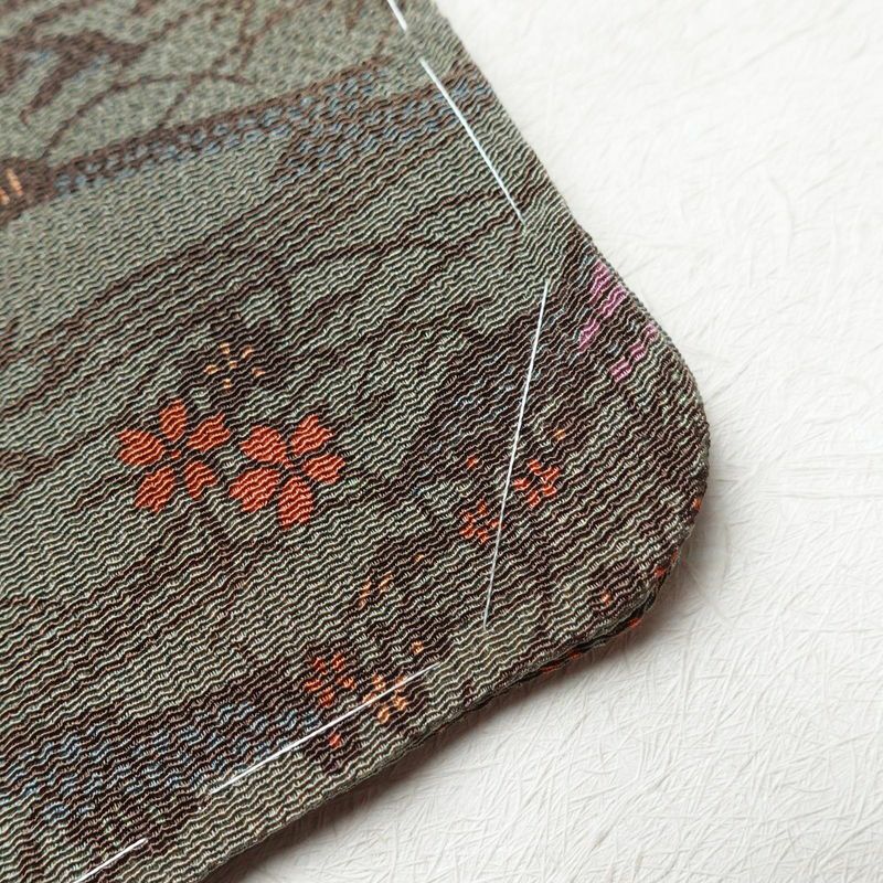 小紋 良品 落款入り 南部幸雄 二代目 縮緬 総柄 正絹 古典柄 袷仕立て 身丈154.5cm 裄丈63.5cm 一部しつけ糸付き 着物 緑・うぐいす色_画像12