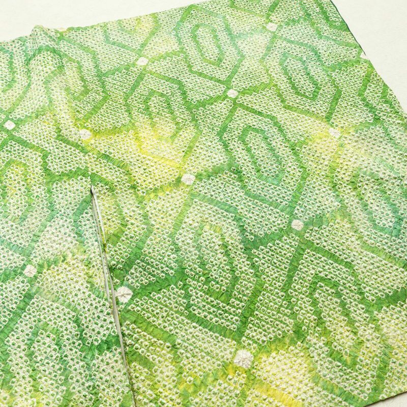 小紋 絞り 総絞り 正絹 亀甲柄 袷仕立て 身丈161cm 裄丈68cm 一部しつけ糸付き 緑・うぐいす色_画像11