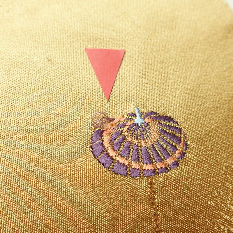 袋帯 六通柄 正絹 古典柄 刺繍 独楽 傘 黄・黄土色_画像6