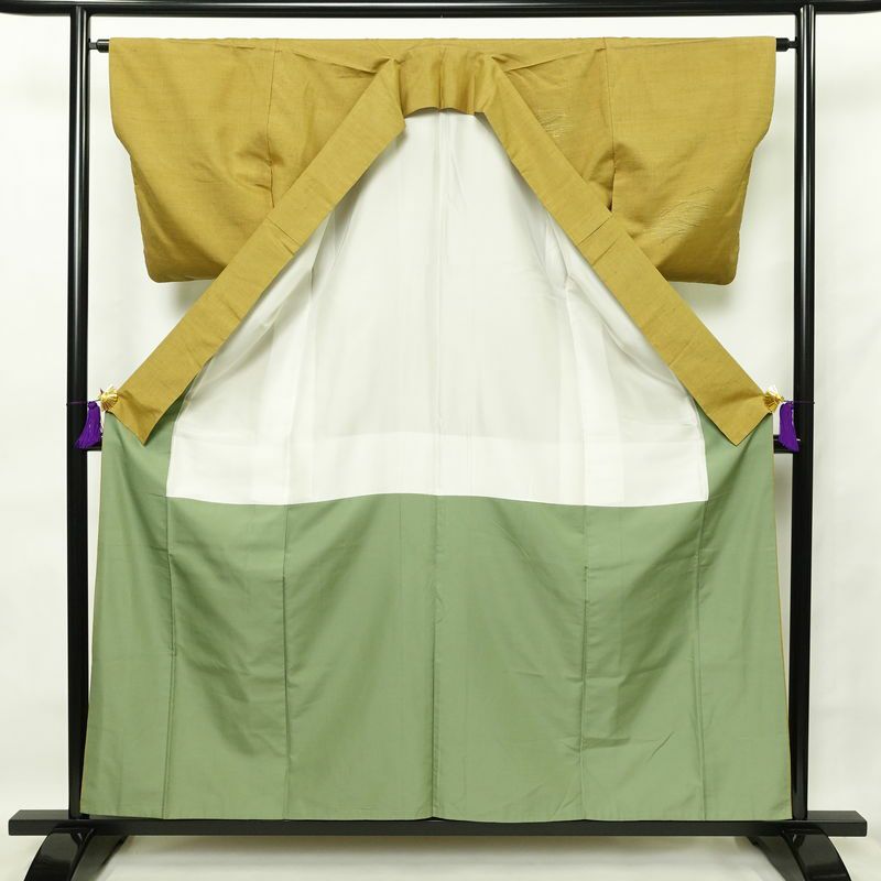 付け下げ 良品 正絹 木の葉・植物柄 袷仕立て 身丈159cm 裄丈65cm 刺繍 松 黄・黄土色_画像3