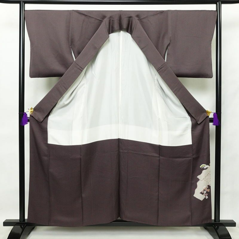 色留袖 金駒刺繍 一つ紋付き 正絹 古典柄 袷仕立て 身丈158.5cm 裄丈69cm 箔 共八掛 短冊 紫・藤色_画像3