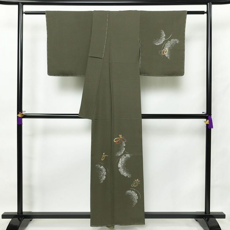 付け下げ 良品 作家物 落款入り しつけ糸付き 縮緬 一つ紋付き 正絹 幾何学柄・抽象柄 袷仕立て 身丈156.5cm 裄丈67.5cm 刺繍 緑・うぐいす色_画像2