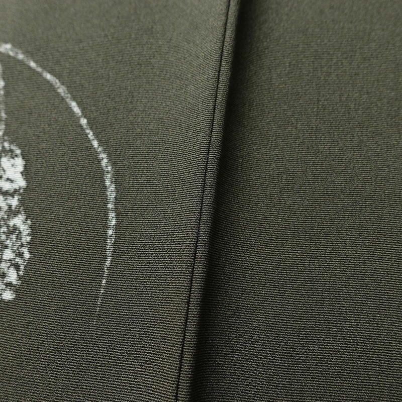 付け下げ 良品 作家物 落款入り しつけ糸付き 縮緬 一つ紋付き 正絹 幾何学柄・抽象柄 袷仕立て 身丈156.5cm 裄丈67.5cm 刺繍 緑・うぐいす色_画像10