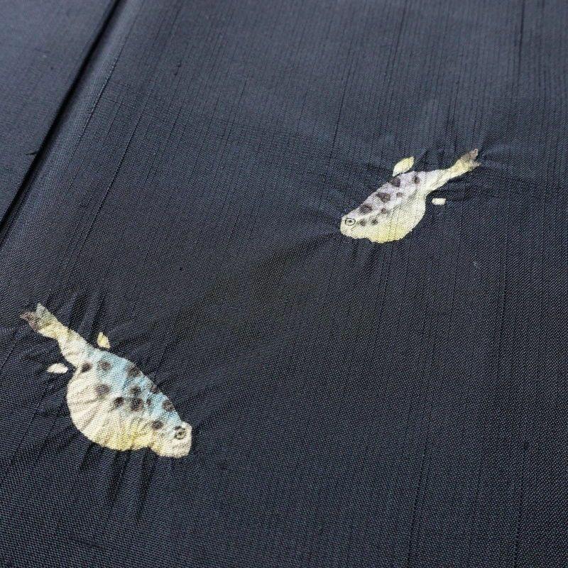 付け下げ 良品 訪問着風 紬地 飛び柄 落款入り 絞り 正絹 その他の柄 袷仕立て 身丈159.5cm 裄丈65cm ふぐ 粋 お洒落 青・紺_画像6