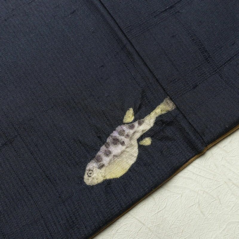 付け下げ 良品 訪問着風 紬地 飛び柄 落款入り 絞り 正絹 その他の柄 袷仕立て 身丈159.5cm 裄丈65cm ふぐ 粋 お洒落 青・紺_画像11